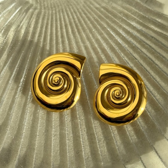 18K Gold Plated Shell Earrings*Swirl Earrings*Spiral Earrings*Ocean Inspired - Picture 3 of 4